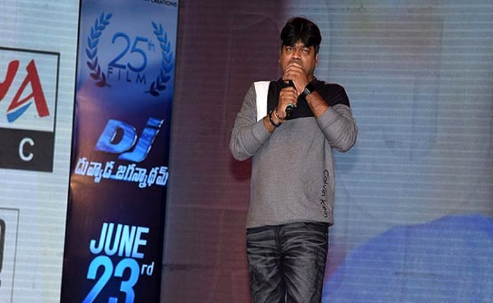 pawan kalyan,allu arjun,dj movie,dj audio launch,silpakala vedika hyd,harish shankar,dil raju  ఆ సెగ తగిలిందిగా అల్లు అర్జున్ కి..!