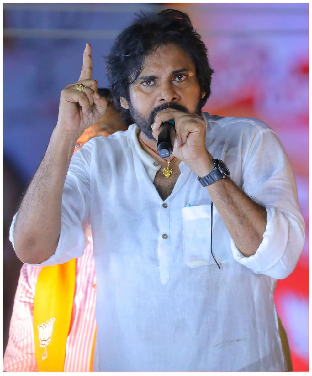 pawan  తగ్గేదేలే.. పవన్ ఎవ్వరినీ వదలట్లేదుగా!