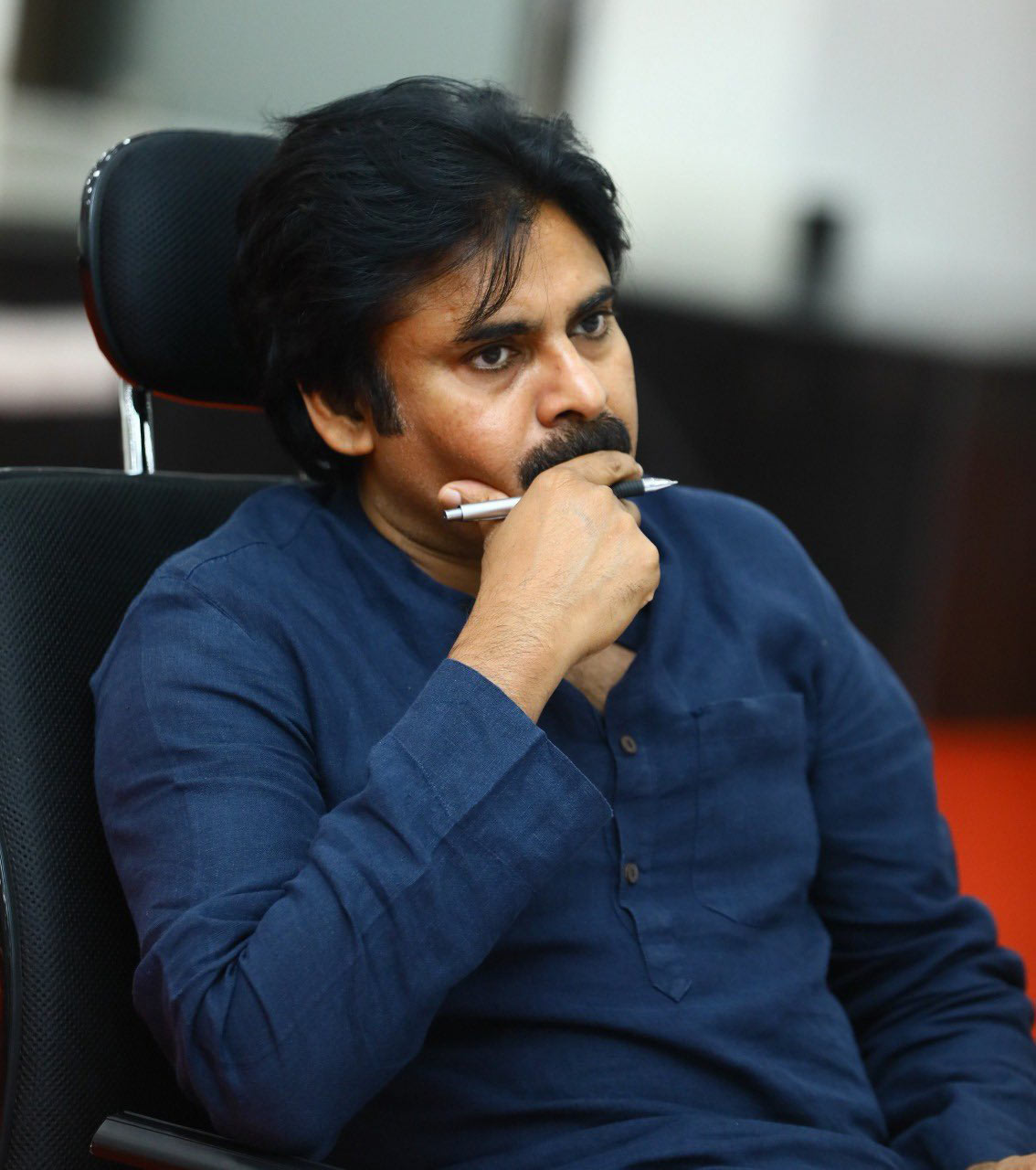 vakeel saab,dil raju,pawan kalyan,vakeel saab release date  పవన్ పై పెరుగుతున్న ఒత్తిడి