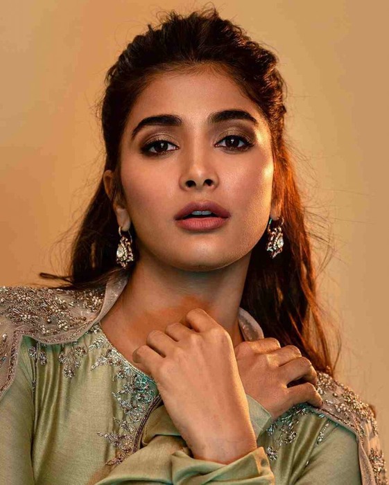 pooja hegde,nithin,andhadhun,star heroes  ఆ అమ్మడుకి స్టార్ హీరోలే కావాలట..?