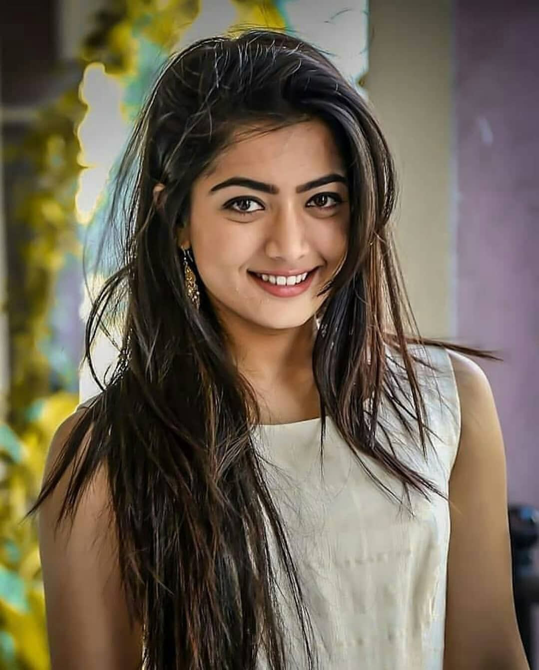 rashmika mandanna,pushpa pan india movie,hikes,remuneration,bollywood  రష్మిక చెప్పేది నిజమేనా?