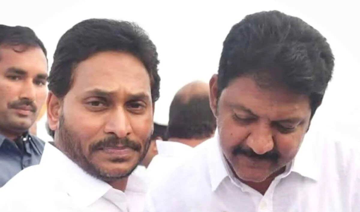 jagan  విజయవాడ జైల్లో వంశీ ని కలిసిన జగన్ 