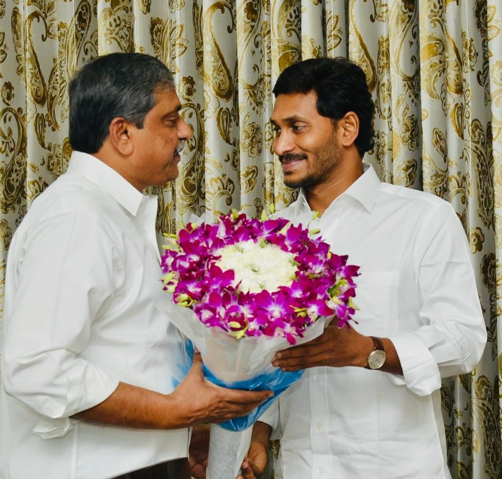 jagan  ఏమైనా సజ్జలను వదలనంటున్న జగన్ 