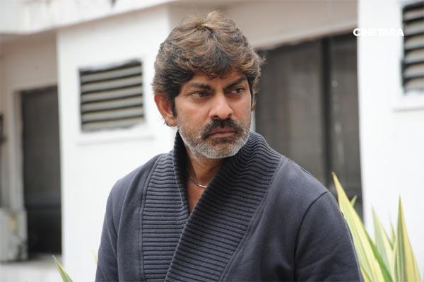 jagapathibabu,legend,sreemanthudu,puli murugan  జగ్గూబాయ్‌ క్రేజ్‌ అంటే అది..! 