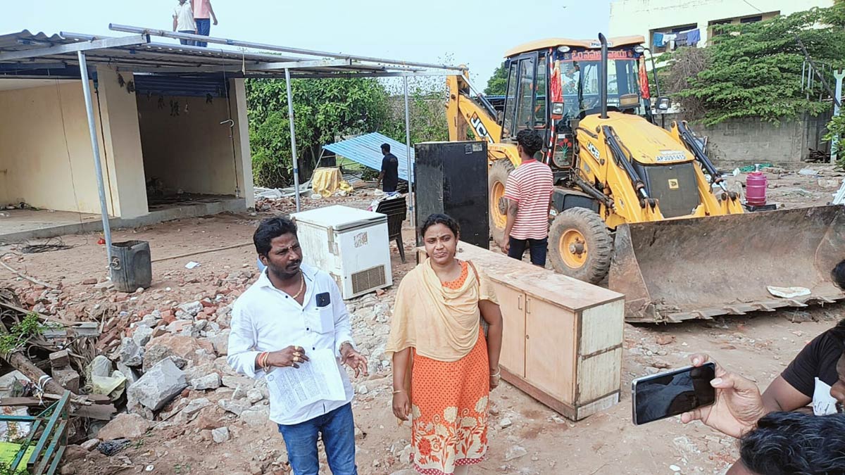 janasena  నానాజీ ఏమిటీ అరాచకాలు.. పట్టించుకోవేం పవన్!