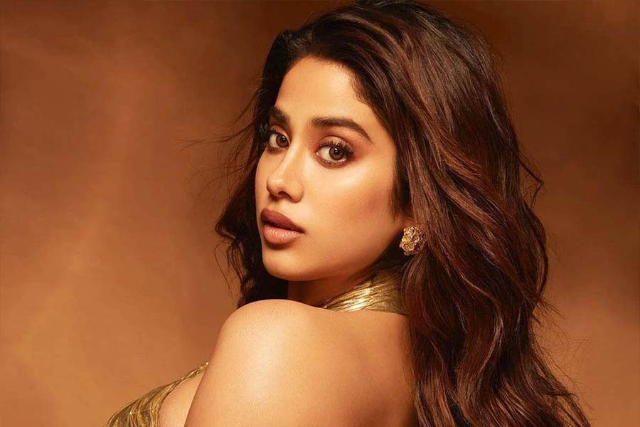 janhvi kapoor  ఆసుపత్రి నుంచి ఇంటికి చేరిన జాన్వీ కపూర్ 