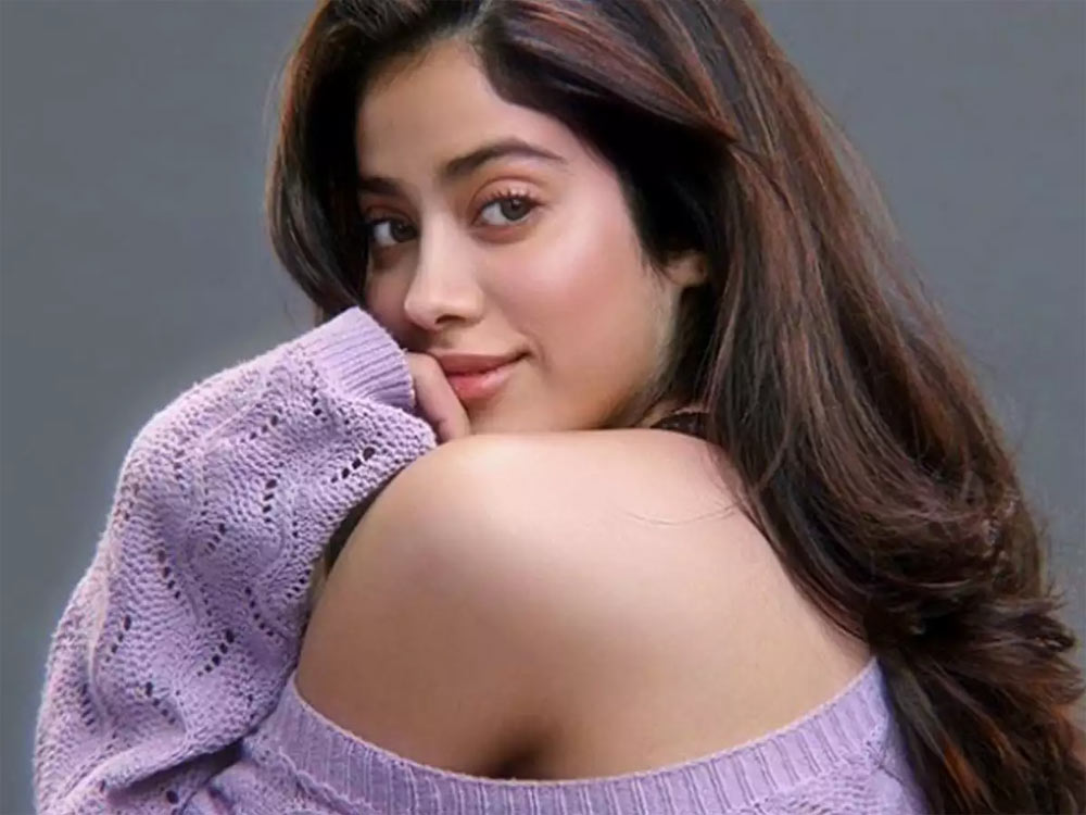 janhvi kapoor,bollywood movies,telugu movies,mahesh babu  ఫస్ట్ బాలీవుడ్ తర్వాతే ఏదైనా