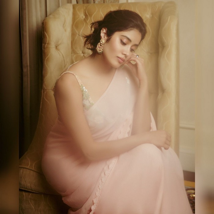 janhvi kapoor,manish malhotra saree,janhvi kapoor in manish malhotra saree,janhvi kapoor saree look  శారీలో గ్లామర్ చూపించిన జాన్వీ కపూర్