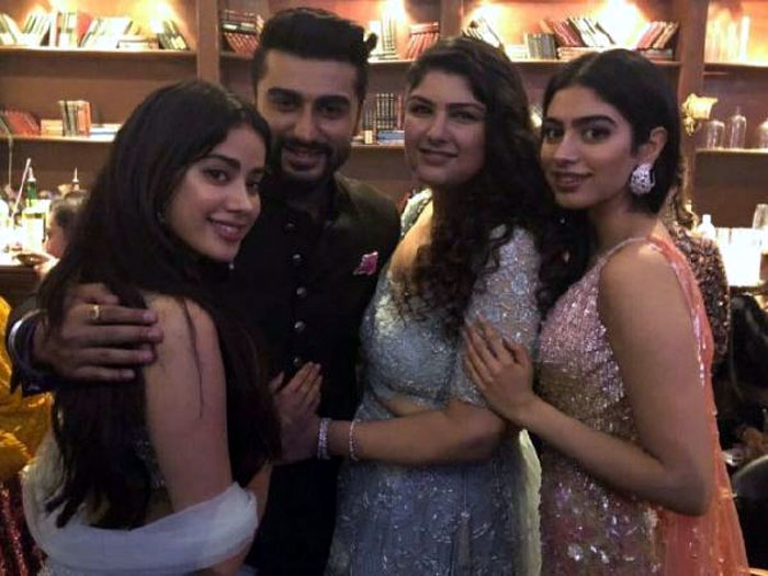 janhvi kapoor,khushi kapoor,boney kapoor,arjun kapoor,anshula,london  శ్రీదేవి హఠాన్మరణం తర్వాత మార్పు వచ్చింది! 