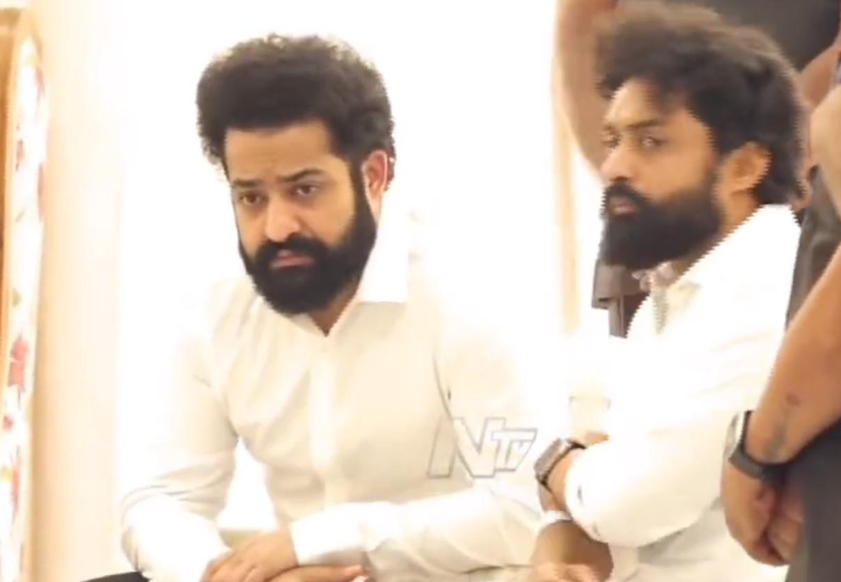 jr ntr,kalyan ram  సోదరుడి కడసారి చూపుకోసం NTR-NKR