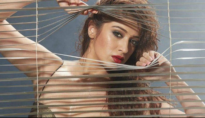 raai laxmi,julie 2,negative talk,julie 2 talk  'జూలీ 2' ని మోసం చేశారు