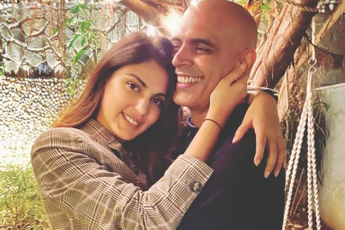 rhea chakraborty,old boy friend,sushanth sing rajput,new boy friend,rhea chakraborty stills,drugs case,ncb,arrest,jail,bail  అప్పుడే కొత్త బాయ్ ఫ్రెండ్ ని పట్టేసిందా?