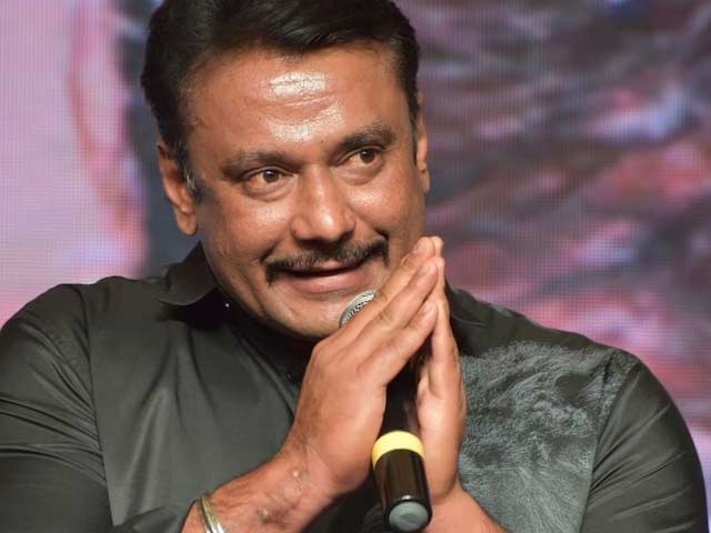 darshan  సిగరెట్ కోసం అల్లాడుతున్న స్టార్ హీరో 