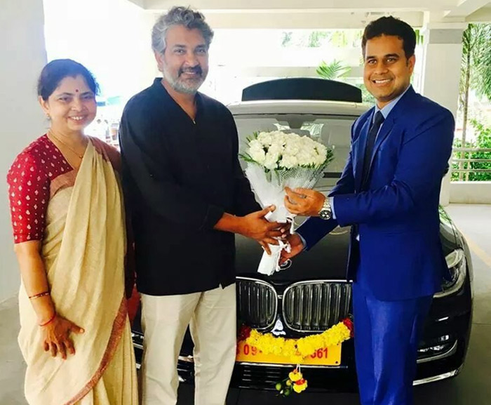 karan johar,bmw car,ss rajamouli,baahubali  రాజమౌళికి ఆ కారు గిఫ్ట్ గా ఇచ్చాడంట!! 