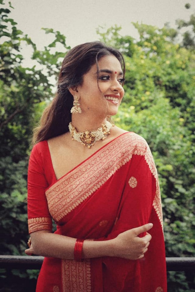 keerthy suresh,keerthy suresh traditional photoshoot,keerthy suresh red saree look