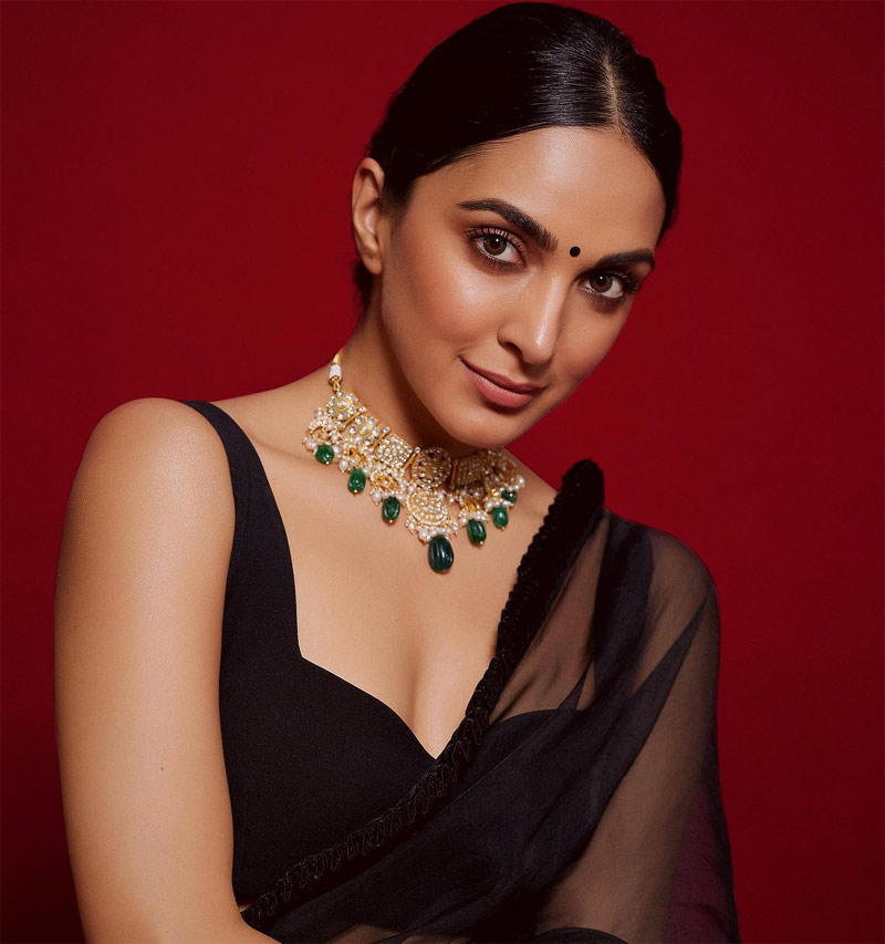 kiara advani,kiara advani black saree look,kiara advani hot show  బ్లాక్ సారీ లో మరింత హాట్ గా 