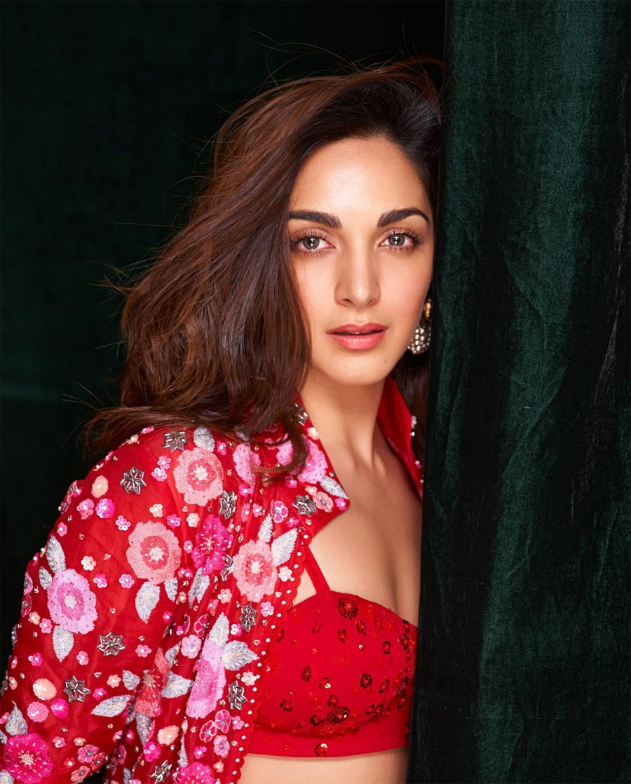 kiara advani  రెడ్ అవుట్ ఫిట్ లో కియారా అందాలు 