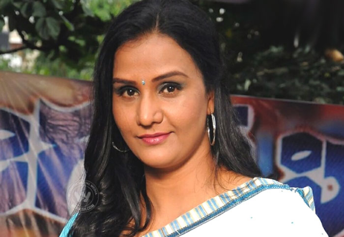 actress apoorva,complaint,land grabbing,denduluru  నా పొలం కబ్జా చేసి బెదిరిస్తున్నారు: అపూర్వ! 