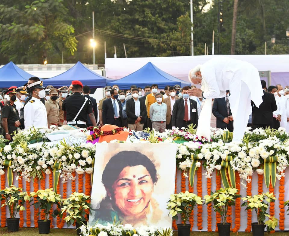 lata mangeshkar,narendra modi,lata mangeshkar final journey,bollywood celebrities,singers,political leaders  అధికారిక లాంఛనాలతో లతాజి అంత్యక్రియలు  