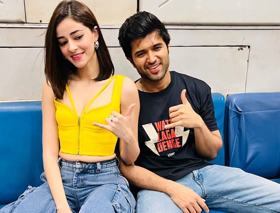 vijay devarakonda,ananya panday,mumbai metro,liger promotion,liger movie,puri jagannath  ముంబై లోనే మకాం వేశారు