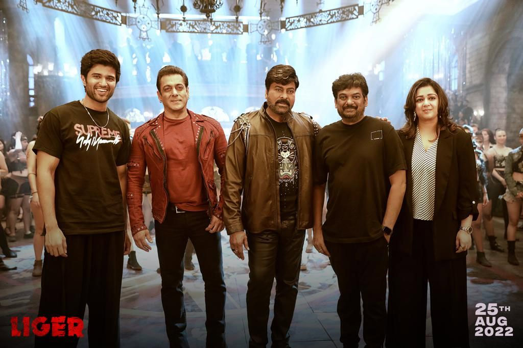 liger,the vijay deverakonda,puri jagannadh,charmme kaur,chiranjeevi,salman khan  చిరు -సల్మాన్ తో లైగర్  టీం  