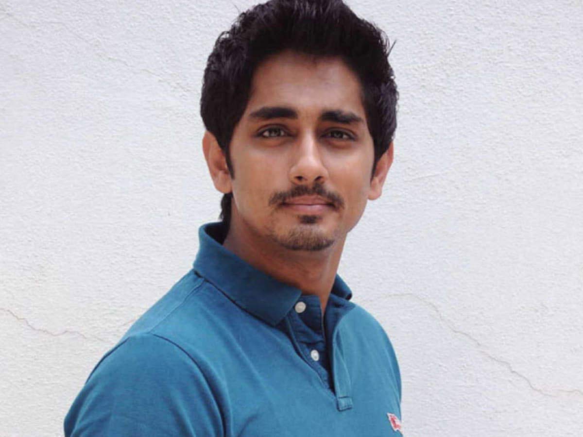 siddharth,madurai airport  హీరో సిద్దార్థ్ పేరెంట్స్ కి చేదు అనుభవం