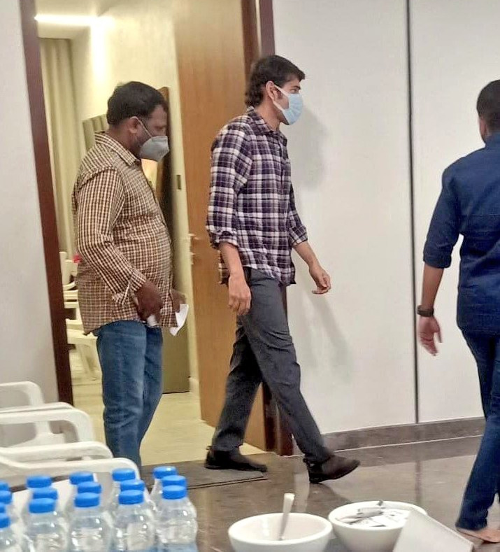 mahesh babu,brother ramesh babu,ramesh babu residence,corona,covid 19,corona virus  అన్న కుటుంబానికి మహేష్ పరామర్శ 