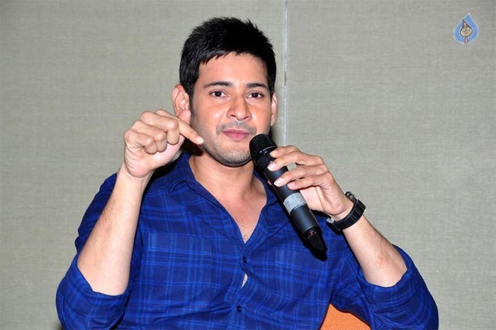 mahesh babu,director ar murugadoss,spyder movie,mahesh knees pain  మహేష్ బాబు ఎంత బాధపడ్డాడో పాపం..?