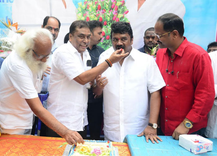 talasani srinivas yadav,birthday celebrations,manam saitham team,kadambari kiran  ‘మనం సైతం’ ఆధ్వర్యంలో తలసాని బర్త్‌డే వేడుక