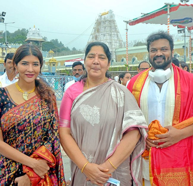 manchu manoj,manchu lakshmi at tirupati,manchu manoj and lakshmi at tirupati  ఒకరికి తెలియకుండా మరొకరు శ్రీవారి సేవలో 