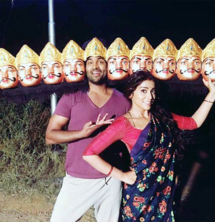 manchu vishnu,shriya,gayatri  మంచువారబ్బాయి మహాలుక్ లో..! 