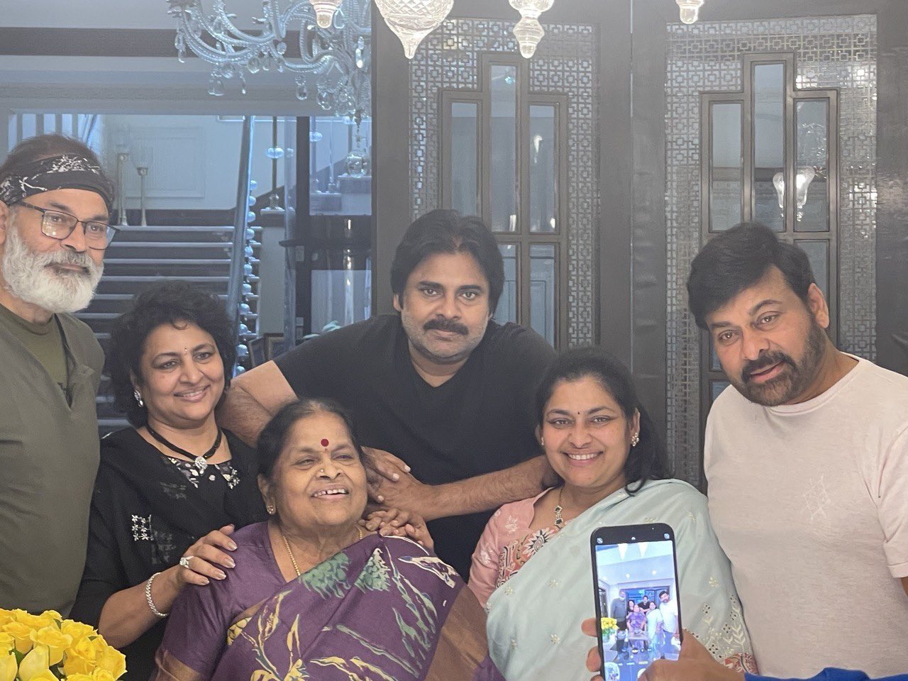 megastar chiranjeevi  సింగిల్ ఫ్రెమ్ లో మెగా ఫ్యామిలీ