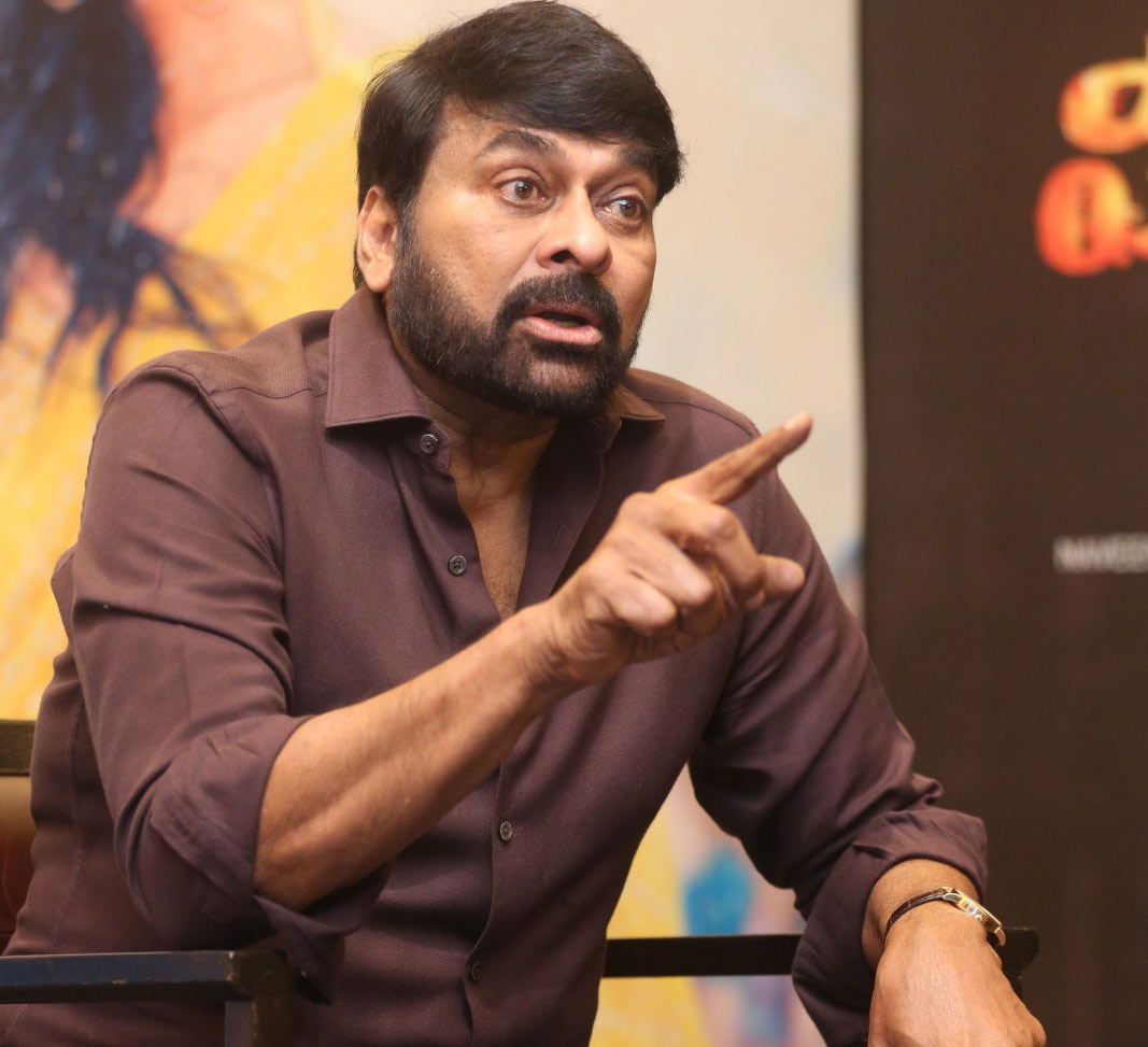 megastar chiranjeevi  మెగా-అల్లు ఫ్యామిలీ గొడవ: చిరు స్పందన 