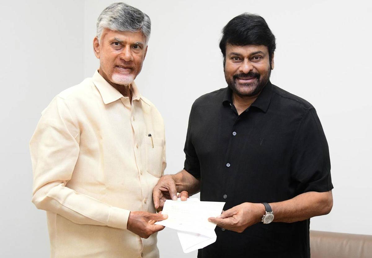 chiranjeevi,chandrababu naidu,1 cr cheques  చంద్రబాబుకు చెక్స్ అందించిన చిరు