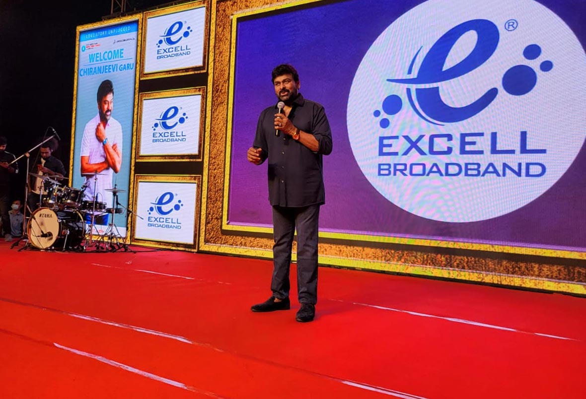 megastar chiranjeevi,love story movie,love story unplugged event,chiru sensational comments,2 states cm  వాళ్ళ గురించి మమ్మల్ని ఇబ్బంది పెట్టొద్దు: చిరు 