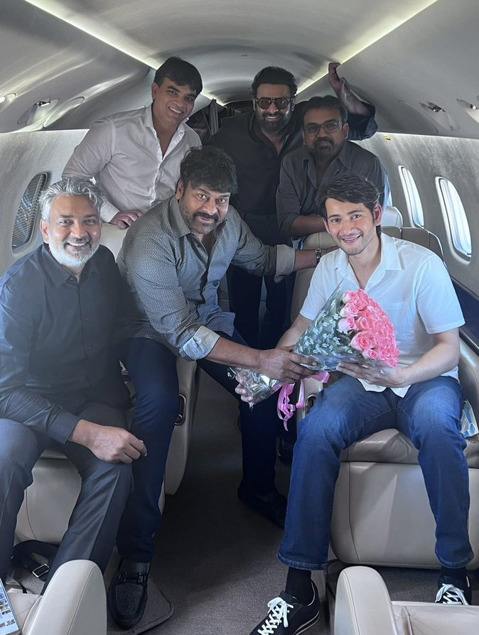 chiranjeevi,mahesh babu,mahesh wedding anniversary,rajamouli,prabhas,koratala,ap cm jagan  పిక్ టాక్: మహేష్ ని సర్ ప్రైజ్ చేసిన చిరు 