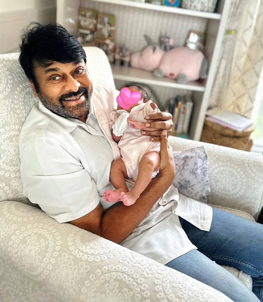 chiranjeevi  మనవరాలు క్లీంకార తో మెగాస్టార్ 