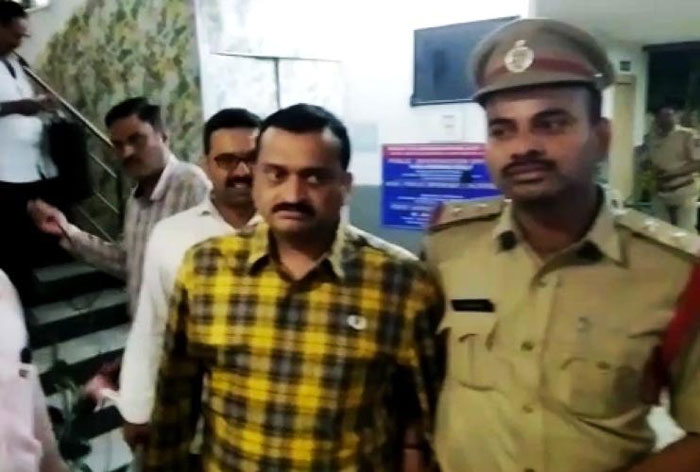 bandla ganesh,police case,minister,bail  ‘బండ్ల’ను కేసుల నుంచి గట్టెక్కిస్తున్నదెవరు!?