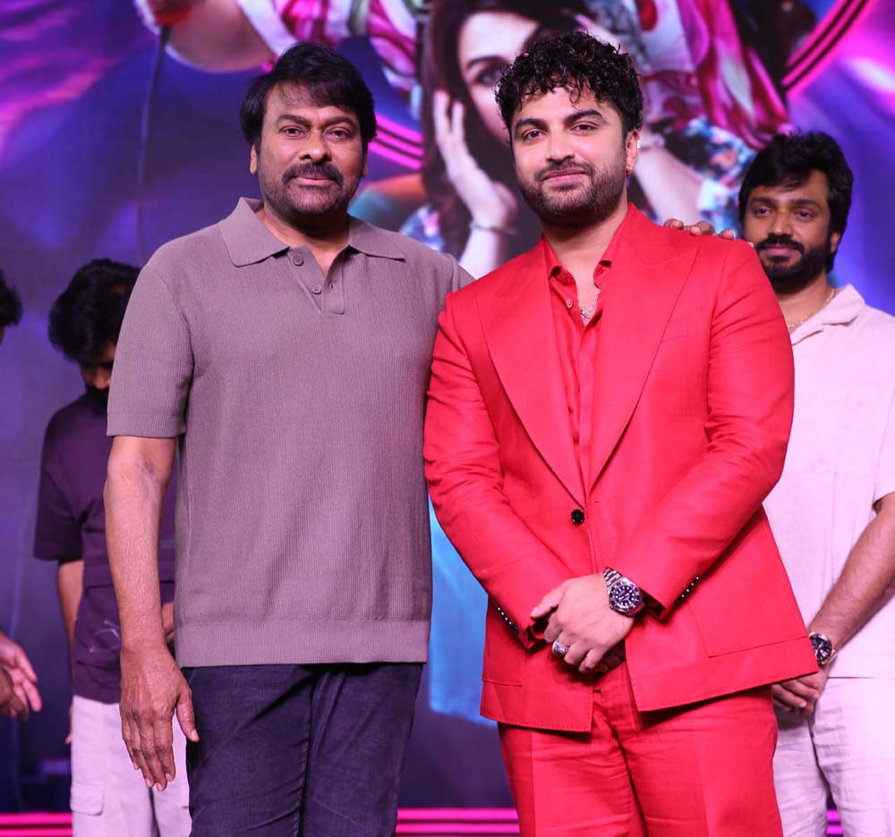 chiranjeevi  సినిమా ఫంక్షనా-రాజకీయ వేదికా 