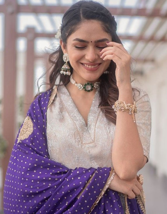 mrunal thakur  భారీగా డిమాండ్ చేస్తున్న మృణాల్ ఠాకూర్ 