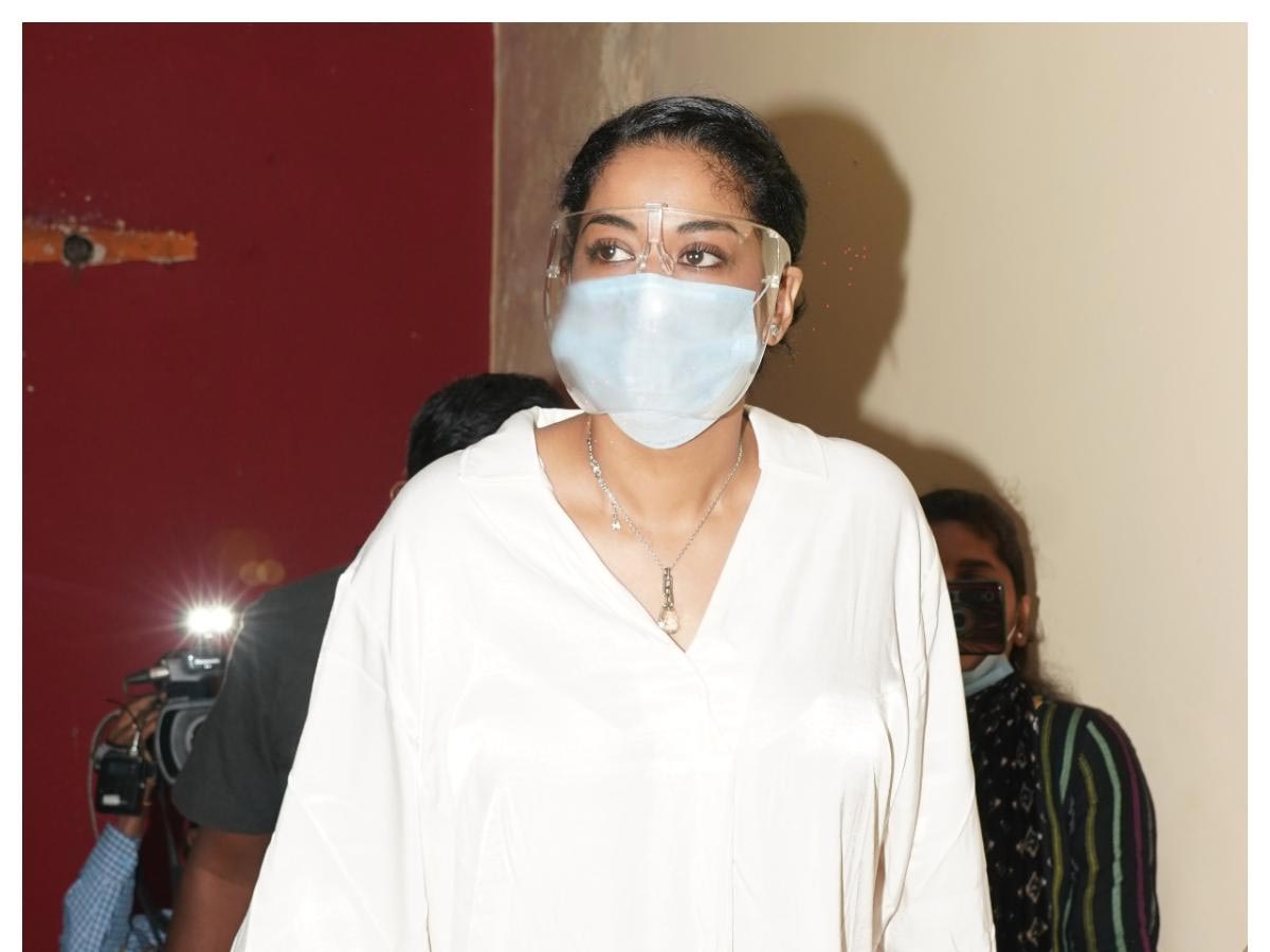 mumaith khan,ed office,mumaith khan at ed office  ఎఫ్ క్లబ్బు పార్టీలలో ముమైతే కీలకసూత్రధారి 