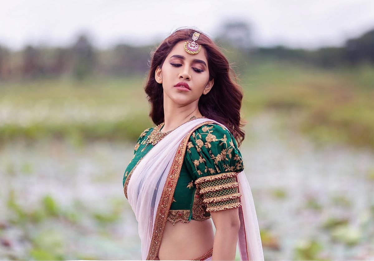 nabha natesh,nabha natesh latest photos,nabha natesh new look,nabha natesh half saree look  నభ నటేష్ బ్యూటిఫుల్ హాఫ్ సారీ పిక్స్ 