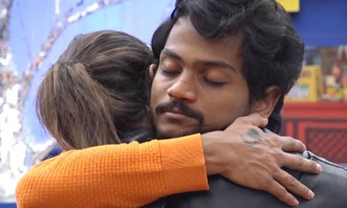 bigg boss telugu,bigg boss,nagarjuna,shanmukh and siri hugs,siri,shanmukh  ఆఖరికి నాగార్జున తో కూడా చెప్పించారు