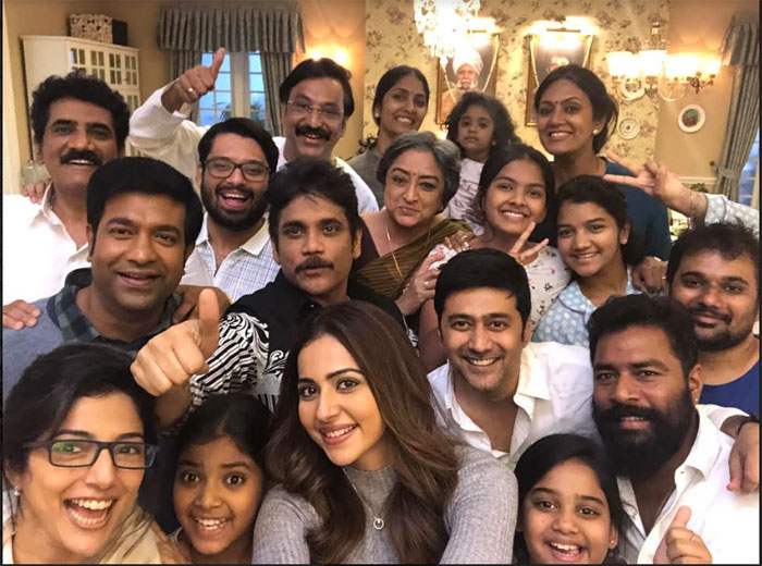 nagarjuna,manmandhudu 2,family,selfie,social media  ‘మ‌న్మ‌థుడు 2’ ఫ్యామిలీతో కింగ్ నాగార్జున‌