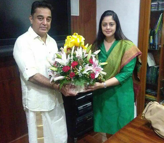 nagma,kamal haasan,political meet,tamil nadu,congress,rajinikanth  కమల్ కి అప్పుడే పుష్పగుచ్ఛాలతో ఆహ్వానం! 