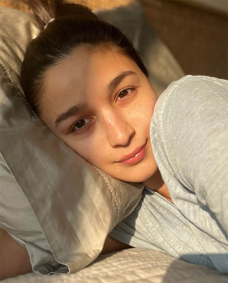 alia bhatt,ranabeer kapoor  సన్ కిస్సెడ్ బేబీ అలియా భట్