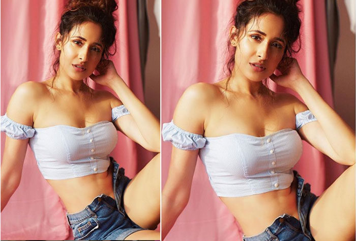 kanche actress,pragya jaiswal,hot pics,tollywood  ‘కంచె’ దాటి హాట్ హాట్‌గా అందాలు ఆరబోస్తోంది!