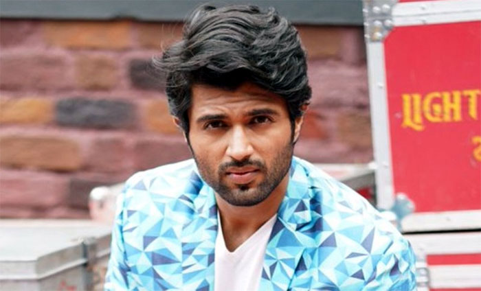 vijay devarakonda,vijay new movie,world famous lover,malavika mohan  విజయ్ దేవరకొండ 'హీరో'కి బ్రేకులు పడలేదు!!