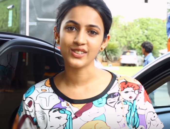 niharika konidela,angry,her marriage,reporter  యూట్యూబ్‌లపై పంచ్‌ వేసిన మెగాడాటర్‌! 