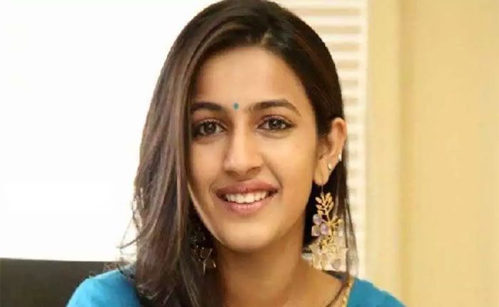 niharika,acharya,sister,ram charan,chiranjeevi,acharya story,koratala siva  ‘ఆచార్య’ కథ మొత్తం చెప్పేసిందిగా..